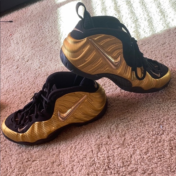 black and gold nike foams